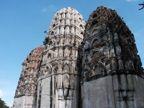  Wat Si Sawai features three Khmer-style towers... 