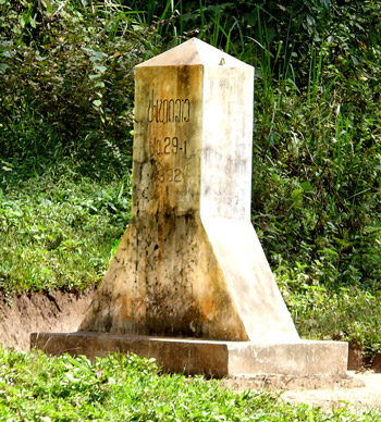 China/Laos monument