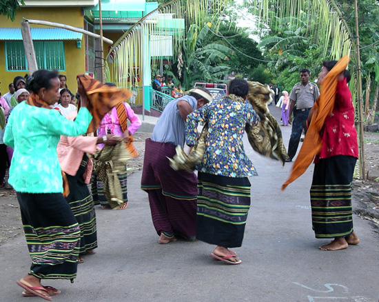  Dancers Under Arch